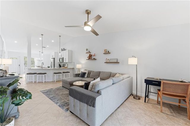 887 Gulf Pavilion DR 203, Naples, FL 34108