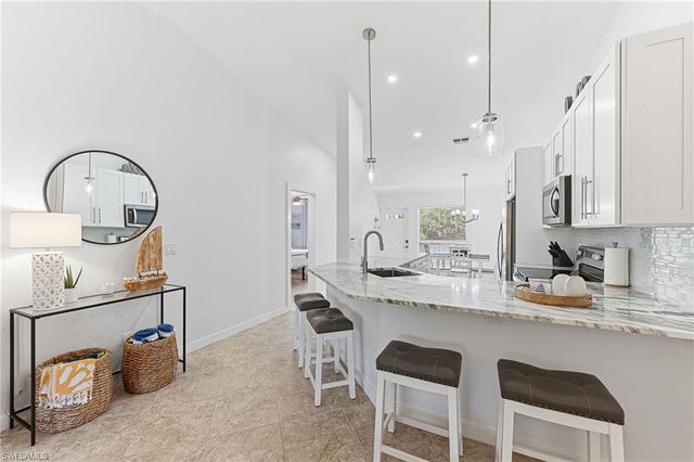 887 Gulf Pavilion DR 203, Naples, FL 34108