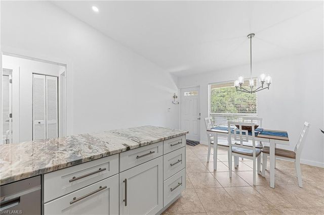 887 Gulf Pavilion DR 203, Naples, FL 34108
