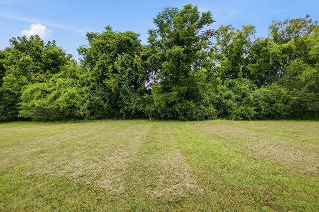 106 Cambridge Dr, Gallatin, TN 37066