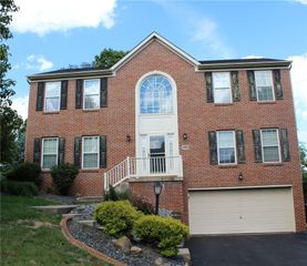 165 Hunters Run Dr, Moon/crescent Twp, PA 15108