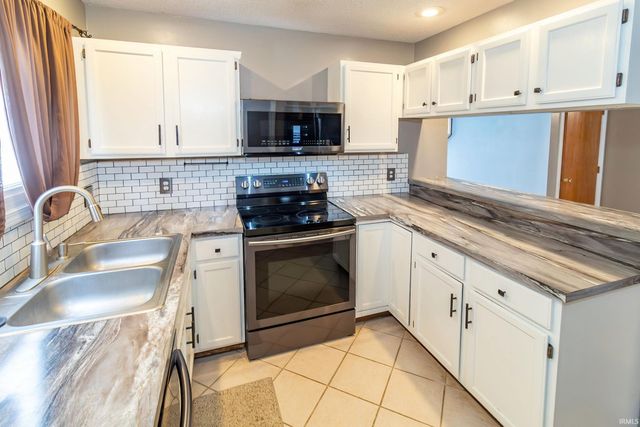 5866 Jeffrey Lane, Newburgh, IN 47630