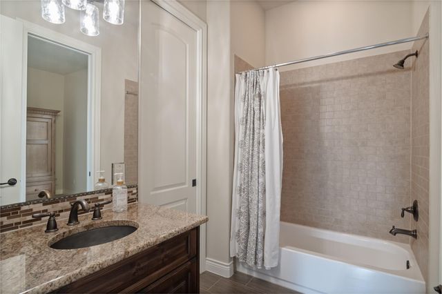 119 Creekside TRL, Spicewood, TX 78669