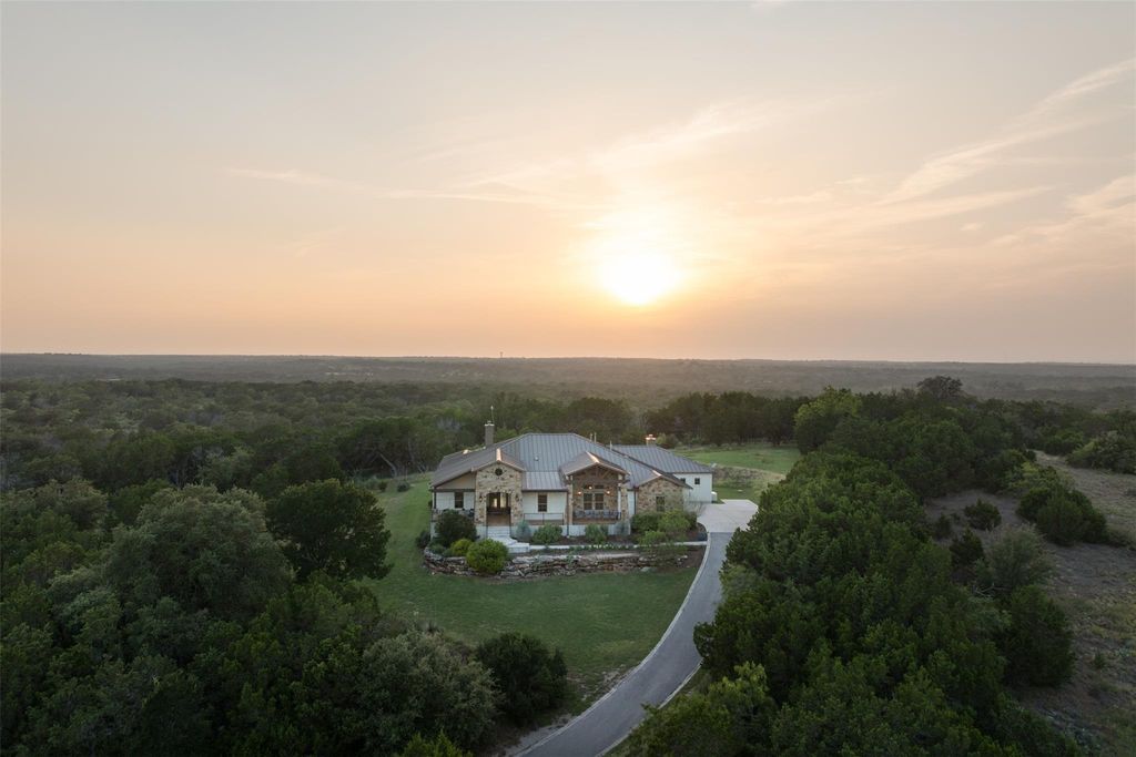 119 Creekside TRL, Spicewood, TX 78669