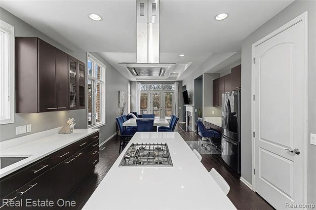 5608 Pembrooke Crossing, West Bloomfield, MI 48322