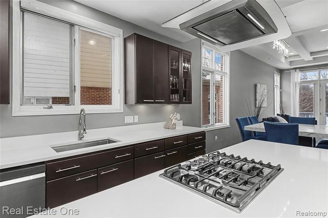 5608 Pembrooke Crossing, West Bloomfield, MI 48322