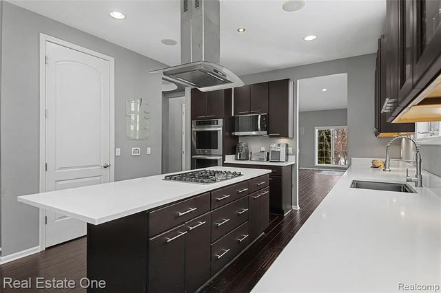 5608 Pembrooke Crossing, West Bloomfield, MI 48322