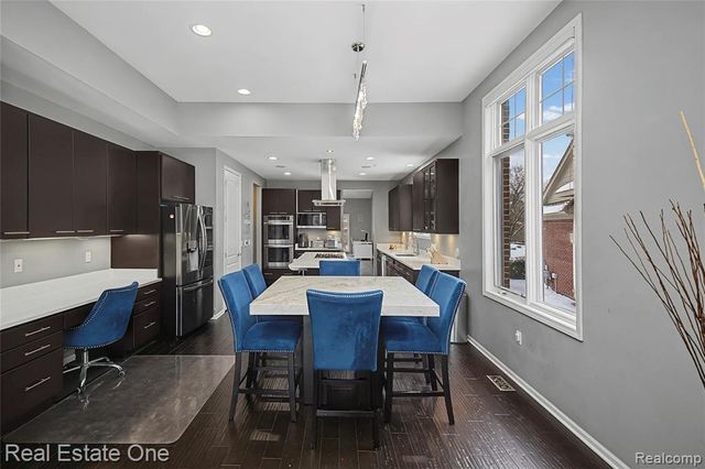 5608 Pembrooke Crossing, West Bloomfield, MI 48322