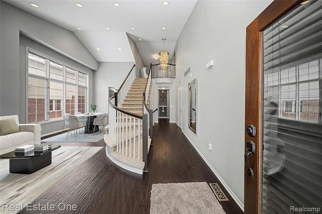 5608 Pembrooke Crossing, West Bloomfield, MI 48322