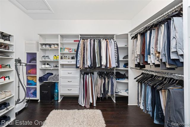 5608 Pembrooke Crossing, West Bloomfield, MI 48322