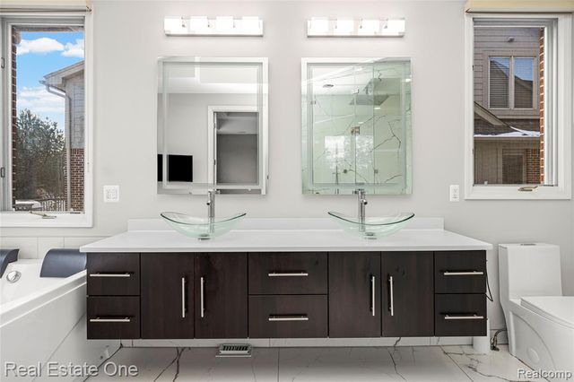 5608 Pembrooke Crossing, West Bloomfield, MI 48322