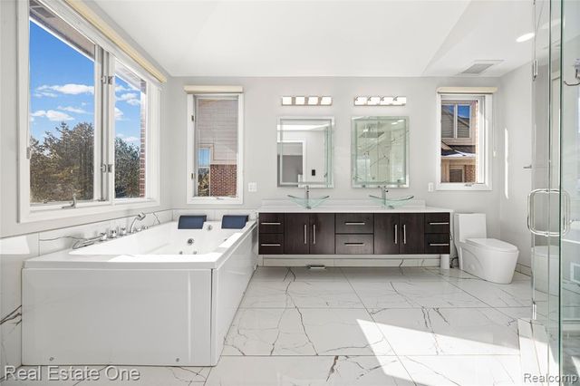 5608 Pembrooke Crossing, West Bloomfield, MI 48322