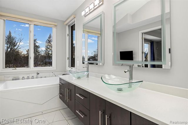 5608 Pembrooke Crossing, West Bloomfield, MI 48322