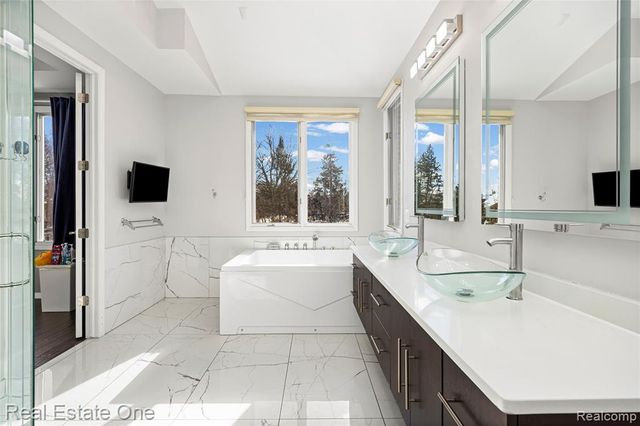 5608 Pembrooke Crossing, West Bloomfield, MI 48322