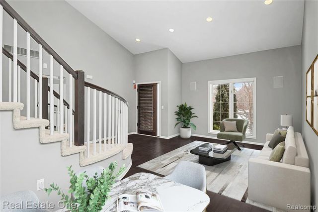 5608 Pembrooke Crossing, West Bloomfield, MI 48322