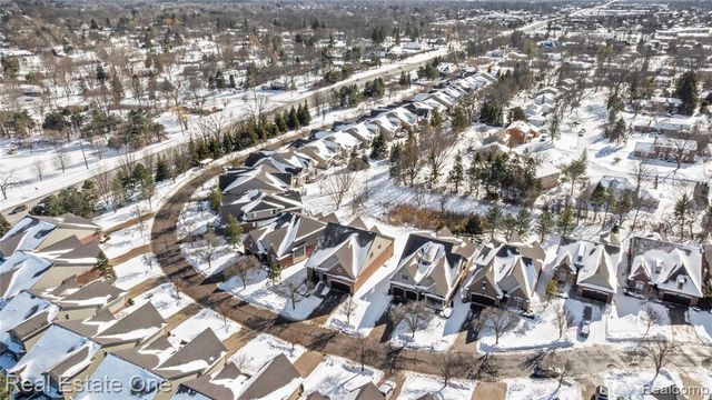 5608 Pembrooke Crossing, West Bloomfield, MI 48322