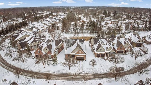 5608 Pembrooke Crossing, West Bloomfield, MI 48322