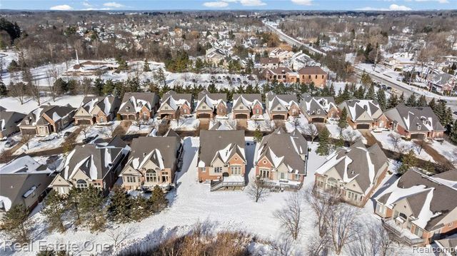 5608 Pembrooke Crossing, West Bloomfield, MI 48322