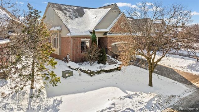 5608 Pembrooke Crossing, West Bloomfield, MI 48322