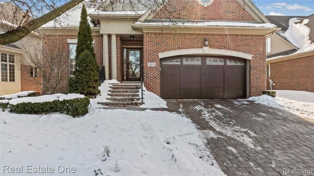 5608 Pembrooke Crossing, West Bloomfield, MI 48322