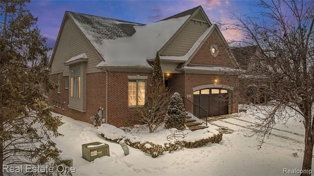 5608 Pembrooke Crossing, West Bloomfield, MI 48322