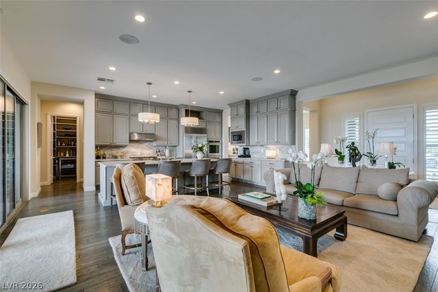 6842 Regency Crest Drive, Las Vegas, NV 89148