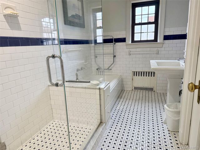 404 Bauer Place, Mineola, NY 11501