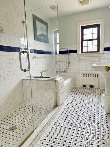 404 Bauer Place, Mineola, NY 11501