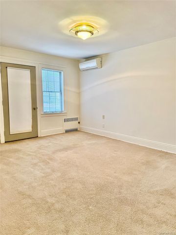 404 Bauer Place, Mineola, NY 11501