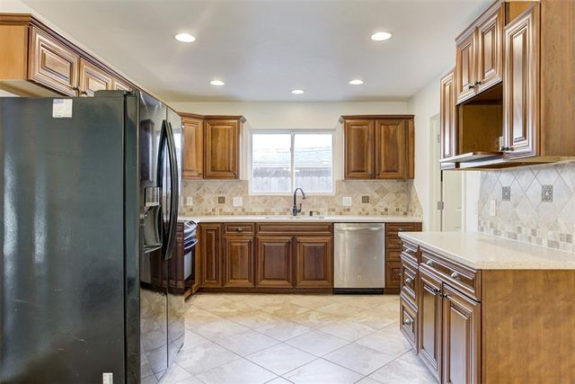 6704 Bear Canyon Drive, Oklahoma City, OK 73162