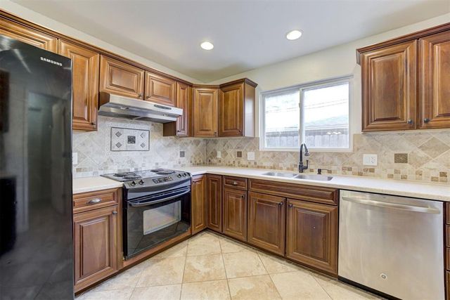 6704 Bear Canyon Drive, Oklahoma City, OK 73162