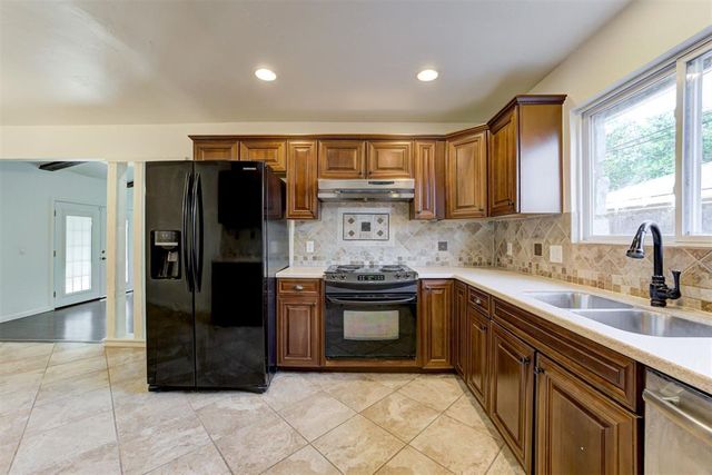 6704 Bear Canyon Drive, Oklahoma City, OK 73162