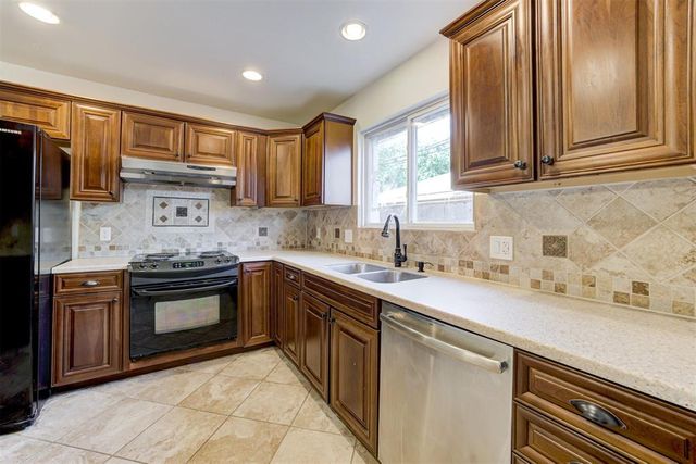 6704 Bear Canyon Drive, Oklahoma City, OK 73162