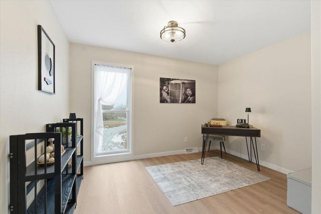 N65W30990 Beaver Lake ROAD, Hartland, WI 53029