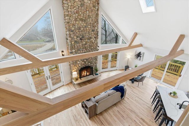 N65W30990 Beaver Lake ROAD, Hartland, WI 53029