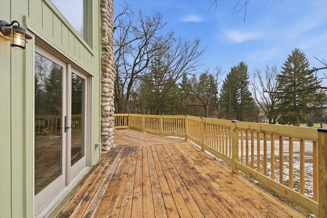 N65W30990 Beaver Lake ROAD, Hartland, WI 53029