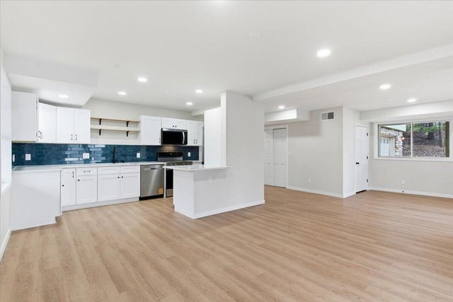 N65W30990 Beaver Lake ROAD, Hartland, WI 53029