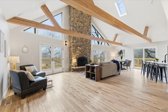 N65W30990 Beaver Lake ROAD, Hartland, WI 53029