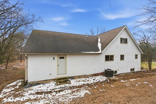 N65W30990 Beaver Lake ROAD, Hartland, WI 53029