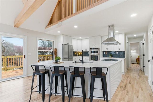 N65W30990 Beaver Lake ROAD, Hartland, WI 53029