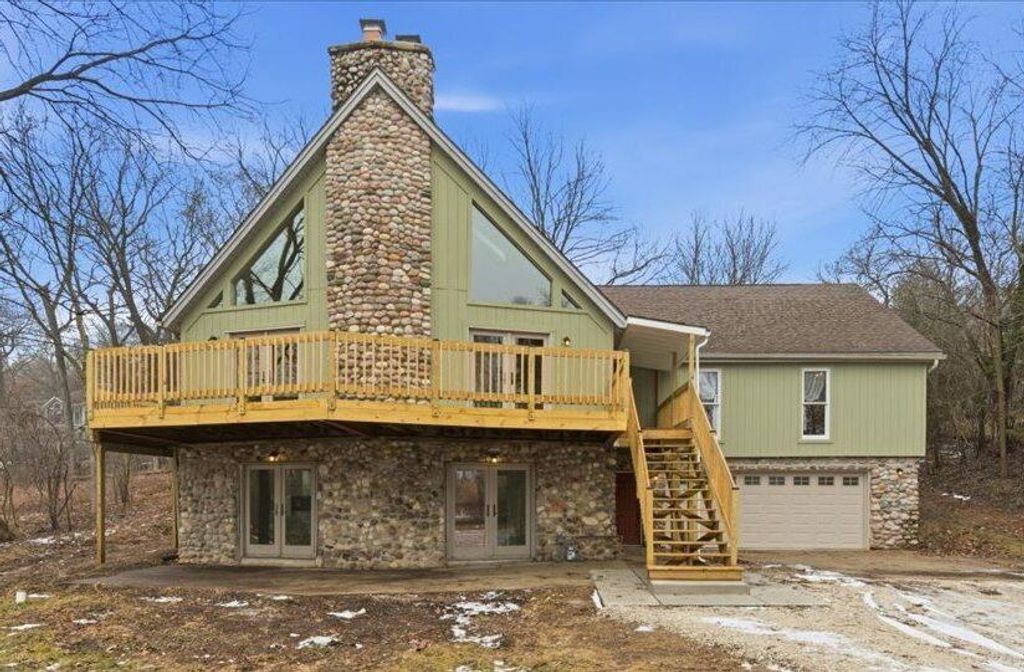 N65W30990 Beaver Lake ROAD, Hartland, WI 53029