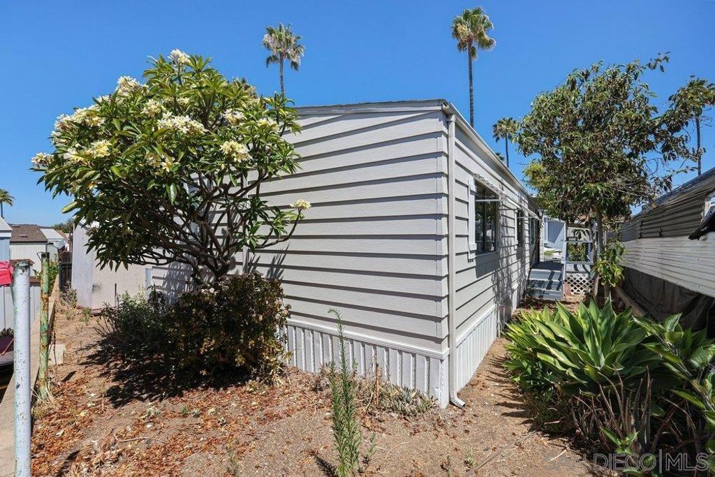 Image 7 of property listing at 13594 Highway 8 Business 53, Lakeside, CA 92040