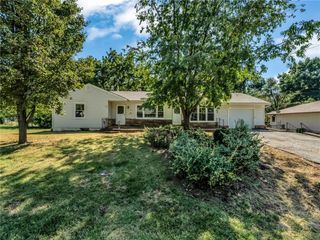 2000 SW Smith Street, Blue Springs, MO 64015