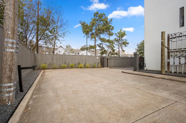 1310 W Dallas Street, Houston, TX 77019