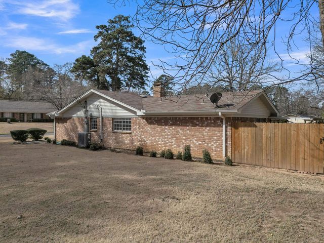 1101 COUSHATTA CT., Longview, TX 75605