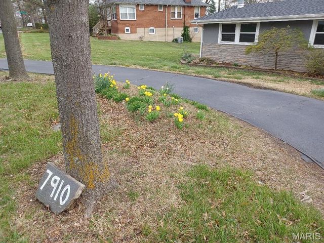 7910 S Rock Hill Road, St Louis, MO 63123