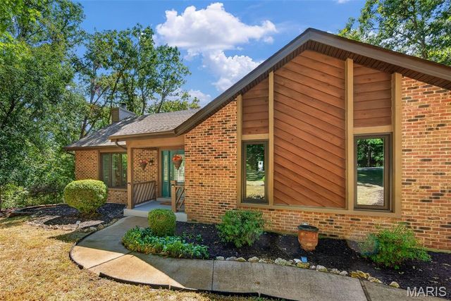 19 Greenview Drive, Defiance, MO 63341