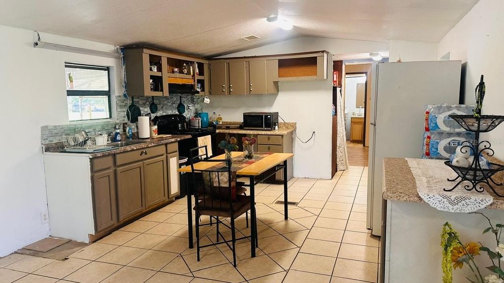 Image 2 of property listing at 816 DIAMOND ACRES ROAD, Davenport, FL 33837