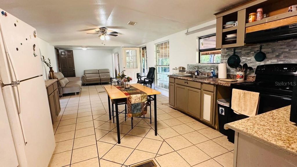 Image 15 of property listing at 816 DIAMOND ACRES ROAD, Davenport, FL 33837