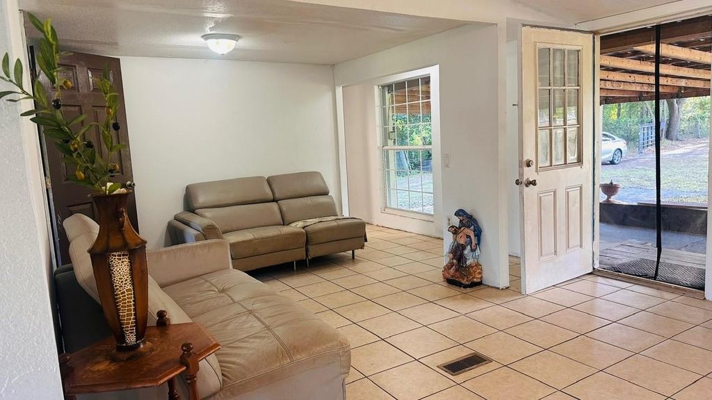 Image 3 of property listing at 816 DIAMOND ACRES ROAD, Davenport, FL 33837